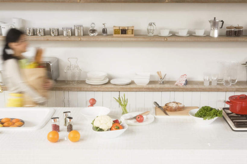 点心,面包,东方人,一个人,站,横图,室内,白天,侧面,购物,消费,柜子,桌面,桌子,柑橘,餐具,袋子,亚洲,仅一个年轻女性,仅一个女性,仅一个人,服装,朦胧,模糊,包装袋,手提袋,面点,购物袋,拿,拿着,注视,休闲装,黄种人,糕点,衣服,橱柜,碗,观察,看,站着,休闲,休闲服,金融,服饰,观看,察看,购买,关注,贸易,年轻女性,女人,女性,亚洲人,进餐用具,烹调用具,橘子,桔子,橙子,橙,站立,半身,彩图