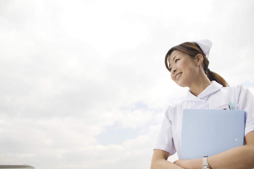 东方人,一个人,护士,站,抱,横图,室外,白天,仰视,工作服,制服,帽子,亚洲,仅一个年轻女性,仅一个女性,仅一个人,材料,档案,文件,注视,黄种人,资料,观察,看,站着,抱着,观看,察看,护士帽,搂着,白衣天使,关注,文档,工作制服,年轻女性,女人,女性,亚洲人,搂,搂抱,站立,半身,彩图,低角度拍摄,工作套服