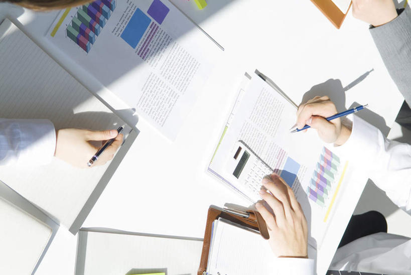 东方人,两个人,同事,商务人士,商务男性,商务女性,办公室,坐,说,横图,俯视,室内,特写,白天,衬衫,讨论,成功,合作,团队,集体,信心,桌子,亚洲,握,阴影,套装,开会,会议,光线,笔,影子,办公桌,办公用品,领带,圆珠笔,黄种人,队伍,文具,阳光,学习用品,握着,文具用品,领导,成就,商务装,合伙,领袖,工薪阶层,交流,男人,男性,年轻男性,年轻女性,女人,女性,亚洲人,年轻人,白领,上班族,沟通,讲话,交谈,商讨,说话,谈话,坐着,半身,彩图,高角度拍摄,衬衣