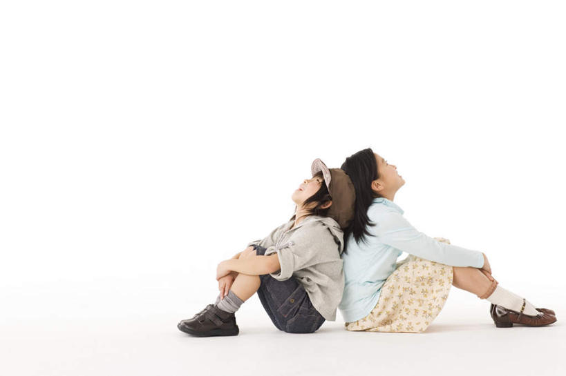 东方人,儿童,两个人,家庭,坐,横图,室内,白天,白色背景,侧面,纯洁,安全,帽子,亚洲,服装,依靠,注视,休闲装,黄种人,运动帽,小孩,衣服,观察,看,倚靠,背靠背,休闲,温暖,温馨,一家人,休闲服,鸭舌帽,可爱,童年,童趣,背对背,摄影,服饰,影棚,观看,和睦,察看,关注,童真,烂漫,无邪,天真,信任,男孩,男人,男性,女孩,女人,女性,亚洲人,长发,抬头,仰头,坐着,彩图,全身,影棚拍摄,拍摄,融洽,男生,女生