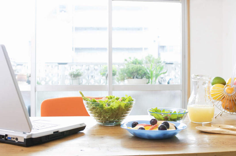 无人,横图,室内,白天,正面,电脑,笔记本电脑,植物,窗户,桌子,苹果,柑橘,葡萄,蔬菜,水果,椅子,切片,阴影,新鲜,光线,网络,影子,塑料,办公桌,蔬菜沙拉,沙拉,食品,通讯设备,色拉,沙律,玻璃窗,树,树木,食物,绿色,阳光,自然,会议椅,塑料制品,有机食品,绿色食品,生长,成长,色拉酱,办公椅,无线,千岛酱,通信设备,无线网络,无线上网,便携式电脑,商务椅,培训椅,手提电脑,山葫芦,蒲桃,橘子,桔子,橙子,橙,草龙珠,彩图