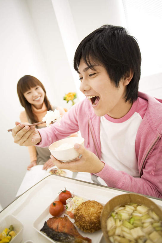 米饭,东方人,两个人,夫妻,坐,笑,微笑,露齿笑,竖图,室内,白天,正面,爱情,烹饪,筷子,餐具,亚洲,服装,肉,汤,日本料理,料理,食品,饭,浪漫,拿,拿着,注视,休闲装,黄种人,猪肉,菜肴,美食,肉类,食物,衣服,日式料理,观察,看,休闲,日式,休闲服,恩爱,恋人,服饰,佳肴,观看,五谷,察看,关注,肉食,豚肉,男人,男性,年轻男性,年轻女性,女人,女性,亚洲人,夫妇,情侣,进餐用具,烹调用具,坐着,半身,彩图,伴侣