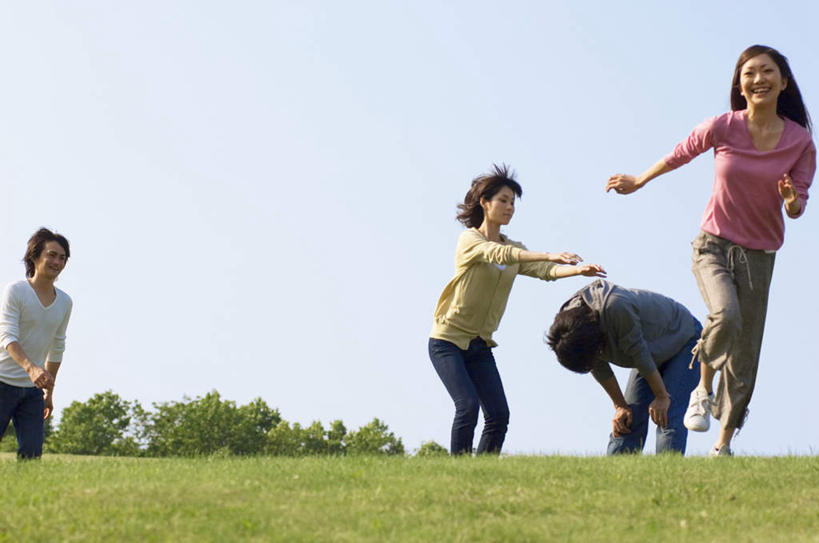 东方人,四个人,伙伴,朋友,站,跳,横图,室外,白天,仰视,锻炼,游戏,友谊,运动,草地,草坪,植物,亚洲,阴影,服装,光线,影子,玩,注视,休闲装,黄种人,娱乐,草,树,树木,衣服,粉色,蓝色,绿色,黑色,灰色,蓝天,天空,阳光,自然,天,观察,看,站着,休闲,休闲服,跳山羊,服饰,生长,成长,观看,活动,察看,发泄,关注,消遣,智力,跳马,宣泄,跳背,体育,友情,男人,男性,年轻男性,年轻女性,女人,女性,亚洲人,长发,跳跃,玩耍,嬉戏,站立,半身,彩图,低角度拍摄,健身
