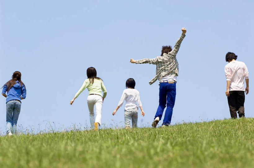 东方人,伙伴,朋友,站,举,伸展双臂,横图,室外,白天,仰视,友谊,草地,草坪,植物,亚洲,阴影,服装,光线,影子,许多人,休闲装,黄种人,草,衣服,蓝色,绿色,蓝天,天空,阳光,天,托,站着,一群人,休闲,休闲服,服饰,友情,男人,男性,年轻男性,年轻女性,女人,女性,亚洲人,敞开双臂,举起,举手,举着,伸开双臂,向上举,向上伸,向上托,展开双肩,站立,张开手臂,张开双臂,彩图,低角度拍摄,全身