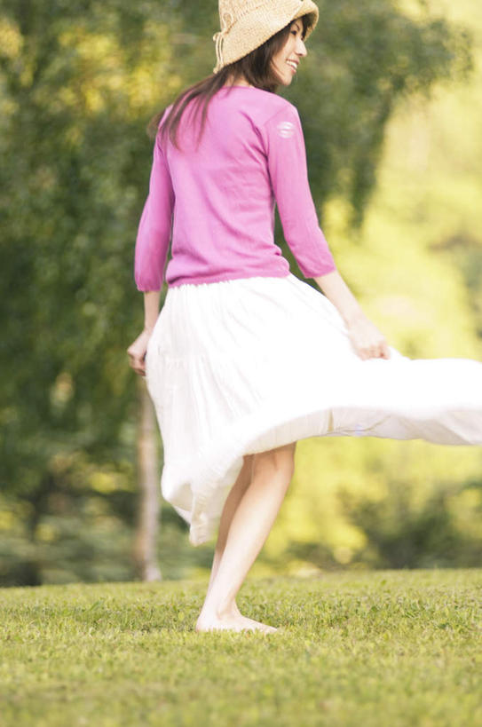 东方人,一个人,站,笑,微笑,竖图,室外,白天,裙子,草地,草坪,植物,帽子,亚洲,仅一个年轻女性,仅一个女性,仅一个人,服装,朦胧,模糊,休闲装,黄种人,草,树,树木,背面,衣服,绿色,紫色,黑色,自然,遮阳帽,站着,休闲,休闲服,短裙,服饰,生长,成长,半身裙,年轻女性,女人,女性,亚洲人,长发,站立,半身,彩图