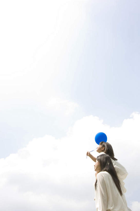东方人,儿童,三个人,家庭,夫妻,母亲,父亲,女儿,站,举,竖图,室外,白天,仰视,爱情,游戏,纯洁,玩具,亚洲,服装,塑料,云,云朵,浪漫,玩,云彩,注视,休闲装,黄种人,娱乐,一个,小孩,骑,衣服,蓝色,白云,蓝天,天空,气球,塑料制品,天,观察,看,扛,托,站着,休闲,温暖,温馨,父女,母女,三口之家,一家人,休闲服,充气玩具,橡胶,恩爱,父爱,可爱,母爱,童年,童趣,益智,恋人,服饰,晴朗,单个,观看,活动,和睦,察看,发泄,关注,消遣,智力,童真,橡胶制品,烂漫,无邪,宣泄,扛在肩上,骑在肩上,天真,男人,男性,年轻男性,年轻女性,女孩,女人,女性,亚洲人,孩子,年轻人,夫妇,情侣,晴空,举起,举手,举着,玩耍,嬉戏,向上举,向上伸,向上托,站立,半身,彩图,低角度拍摄,伴侣,融洽,女生