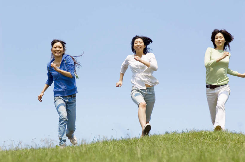 东方人,三个人,伙伴,朋友,跑,横图,室外,白天,正面,锻炼,友谊,运动,草地,草坪,植物,亚洲,一排,服装,整齐,云,云朵,云彩,休闲装,黄种人,草,排列,衣服,蓝色,绿色,黑色,白云,蓝天,天空,天,休闲,休闲服,服饰,队列,体育,友情,年轻女性,女人,女性,亚洲人,长发,跑步,彩图,全身,健身