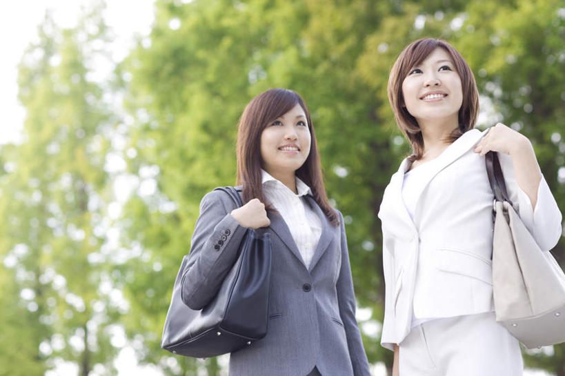 东方人,两个人,同事,商务人士,商务女性,站,笑,微笑,露齿笑,横图,室外,白天,仰视,成功,合作,团队,集体,信心,植物,亚洲,阴影,套装,朦胧,模糊,光线,包,公文包,影子,拿,拿着,注视,黄种人,队伍,树,树木,绿色,黑色,阳光,自然,观察,看,站着,生长,成长,公事包,观看,察看,领导,成就,关注,商务装,合伙,领袖,工薪阶层,年轻女性,女人,女性,亚洲人,长发,白领,上班族,站立,半身,彩图,低角度拍摄