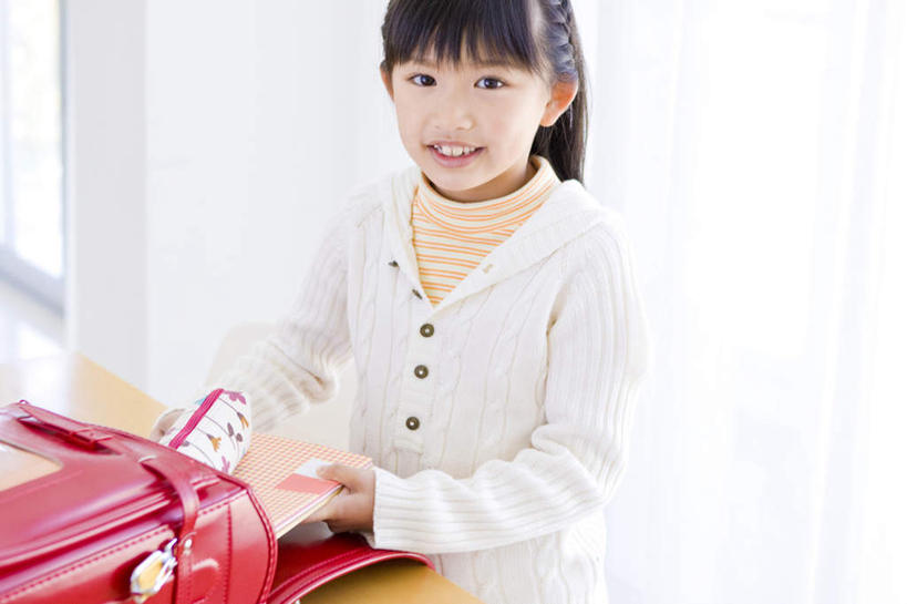 东方人,儿童,一个人,站,笑,微笑,露齿笑,横图,俯视,室内,白天,纯洁,窗户,桌子,亚洲,仅一个女性,仅一个人,服装,木制,包,书包,办公桌,墙,记事本,拿,拿着,注视,休闲装,黄种人,玻璃窗,墙壁,墙面,一个,小孩,衣服,红色,白色,背包,本子,笔袋,笔记本,木制品,观察,看,站着,仅一个小孩,休闲,休闲服,可爱,童年,童趣,服饰,单个,观看,察看,关注,童真,烂漫,无邪,天真,女孩,女人,女性,亚洲人,孩子,站立,半身,彩图,高角度拍摄,双肩包,女生
