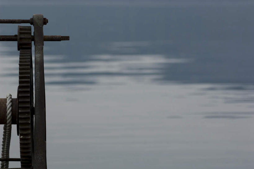 无人,横图,俯视,室外,白天,零件,齿轮,湖,湖泊,水,一根,连接,组合,平静,生锈,湖面,水流,水面,一个,绳子,湖水,机械,单个,绳索,链接,腐蚀,侵蚀,五金,紧固,拼接,拼凑,拼合,凑集,聚合,撮合,链结,牢固,腐化,锈迹斑斑,彩图,高角度拍摄