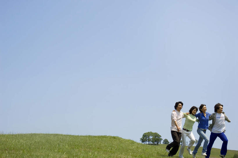 东方人,四个人,伙伴,朋友,跑,抱,笑,微笑,露齿笑,横图,室内,白天,仰视,游戏,友谊,草地,草坪,植物,亚洲,服装,云,云朵,玩,云彩,休闲装,黄种人,娱乐,草,树,树木,衣服,蓝色,绿色,白云,蓝天,天空,自然,天,休闲,休闲服,服饰,生长,晴朗,成长,抱着,活动,搂着,发泄,消遣,智力,宣泄,友情,男人,男性,年轻男性,年轻女性,女人,女性,亚洲人,晴空,怀抱,搂,搂抱,跑步,玩耍,嬉戏,相抱,拥抱,彩图,低角度拍摄,全身