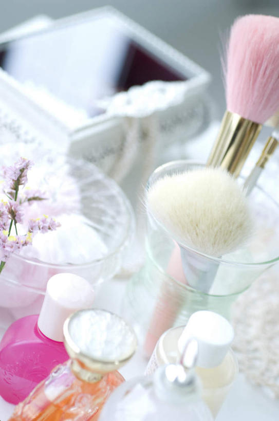 无人,竖图,俯视,室内,特写,白天,化妆,美容,时尚,静物,护肤,芳香,香气,罐子,化妆盒,玻璃制品,红色,白色,玻璃瓶,瓶子,刷子,品味,保养,享受,休闲,橙色,香水,放松,保健,化妆台,优雅,气味,高雅,四瓶,芬芳,养颜,除臭,胭脂刷,彩图,高角度拍摄