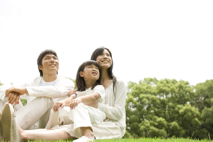 东方人,儿童,三个人,家庭,夫妻,母亲,父亲,女儿,坐,笑,微笑,露齿笑,横图,室外,白天,仰视,爱情,纯洁,草地,草坪,树林,植物,亚洲,服装,浪漫,注视,休闲装,黄种人,草,树,树木,小孩,衣服,蓝色,绿色,蓝天,天空,自然,天,观察,看,休闲,温暖,温馨,父女,母女,三口之家,一家人,休闲服,恩爱,父爱,可爱,母爱,童年,童趣,恋人,服饰,生长,晴朗,成长,观看,和睦,察看,关注,童真,烂漫,无邪,万里无云,天真,男人,男性,年轻男性,年轻女性,女孩,女人,女性,亚洲人,孩子,年轻人,夫妇,情侣,晴空,晴空万里,抬头,仰头,坐着,半身,彩图,低角度拍摄,伴侣,融洽,女生