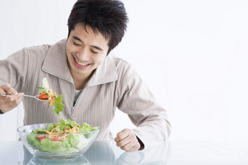东方人,一个人,坐,笑,微笑,露齿笑,横图,室内,白天,白色背景,正面,餐桌,桌子,蔬菜,玻璃,亚洲,仅一个男性,仅一个人,一把,许多,服装,新鲜,盆子,叉,生食,蔬菜沙拉,沙拉,食品,拿,拿着,注视,休闲装,黄种人,色拉,沙律,玻璃制品,食物,仅一个年轻男性,一个,衣服,观察,看,休闲,休闲服,服饰,有机食品,绿色食品,单个,餐台,观看,色拉酱,一盆,察看,关注,千岛酱,男人,男性,年轻男性,亚洲人,坐着,半身,彩图