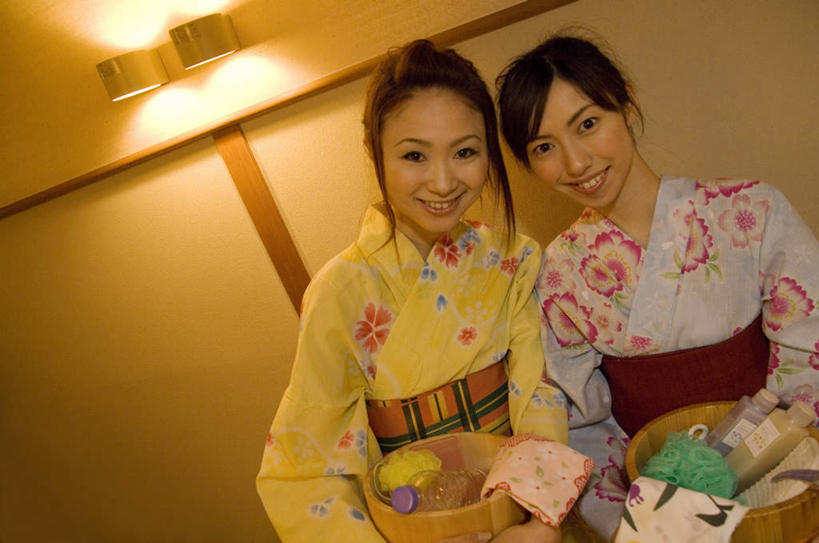 东方人,两个人,伙伴,朋友,站,捧,笑,微笑,露齿笑,横图,室内,白天,正面,民族服装,友谊,照明,亚洲,一块,和服,纺织物,桶,走道,走廊,过道,灯光,注视,黄种人,吊灯,灯,两个,三个,粉色,黄色,蓝色,绿色,白色,瓶子,容器,塑料制品,灯具,毛巾,浴球,观察,看,清洁,站着,两件,塑料瓶,服饰,观看,储藏,保暖,照亮,察看,搓衣板,照明设备,储存,关注,透气,防水,吴服,唐草,唐花,唐锦,两盏,储水,耐磨,吸水,友情,年轻女性,女人,女性,亚洲人,端,端着,捧着,手捧,站立,半身,彩图,传统服装,民俗服,贮存