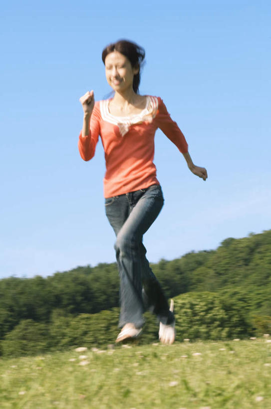 东方人,一个人,跑,笑,微笑,露齿笑,竖图,室外,白天,仰视,锻炼,运动,草地,植物,亚洲,仅一个年轻女性,仅一个女性,仅一个人,服装,朦胧,模糊,休闲装,黄种人,草,树,树木,衣服,蓝色,绿色,蓝天,天空,自然,天,休闲,休闲服,服饰,生长,晴朗,成长,万里无云,体育,年轻女性,女人,女性,亚洲人,晴空,晴空万里,跑步,彩图,低角度拍摄,全身,健身