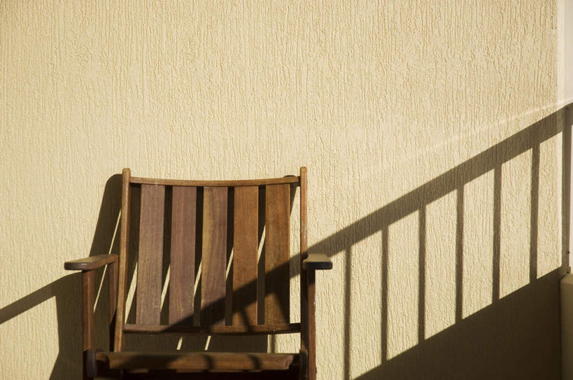 无人,栏杆,横图,室外,白天,正面,楼梯,椅子,阴影,光线,木制,扶手,影子,阶梯,木椅,墙,躺椅,护栏,墙壁,墙面,台阶,白色,阳光,木制品,彩图