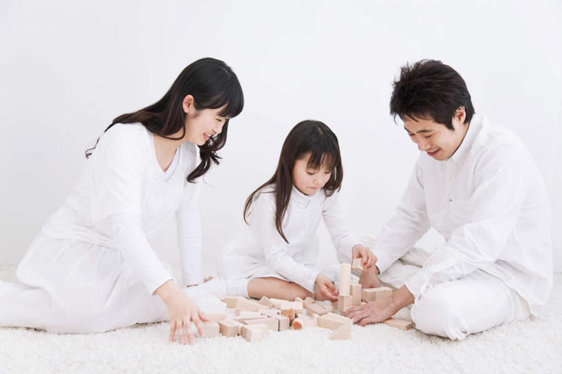 东方人,儿童,三个人,家庭,夫妻,母亲,父亲,女儿,坐,笑,微笑,露齿笑,横图,室内,白天,白色背景,正面,爱情,游戏,纯洁,智慧,玩具,亚洲,许多,服装,木制,毯子,浪漫,拿,玩,拿着,注视,休闲装,黄种人,娱乐,小孩,衣服,白色,木制品,观察,看,休闲,温暖,温馨,父女,母女,三口之家,一家人,休闲服,积木,恩爱,父爱,可爱,母爱,童年,童趣,益智,恋人,摄影,服饰,影棚,观看,活动,和睦,察看,思维,发泄,关注,消遣,智力,想象,童真,烂漫,无邪,宣泄,天真,男人,男性,年轻男性,年轻女性,女孩,女人,女性,亚洲人,孩子,年轻人,夫妇,情侣,玩耍,嬉戏,坐着,彩图,全身,影棚拍摄,拍摄,伴侣,融洽,女生