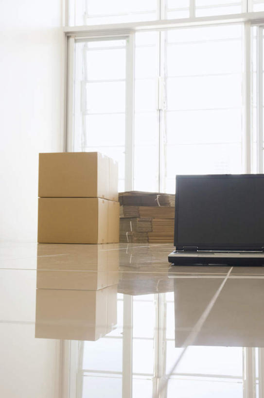 无人,竖图,室内,白天,仰视,电脑,笔记本电脑,窗户,落地窗,许多,网络,包装,瓷砖,地砖,纸箱,地面,通讯设备,玻璃窗,白色,容器,箱子,一台,无线,纸板箱,通信设备,无线网络,无线上网,便携式电脑,包装箱,手提电脑,彩图,低角度拍摄