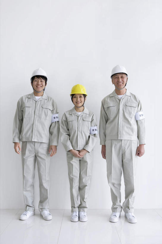 东方人,三个人,同事,站,笑,微笑,露齿笑,竖图,室内,白天,白色背景,正面,工作服,制服,成功,合作,团队,集体,信心,帽子,亚洲,服装,标志,头盔,文字,字符,带子,注视,黄种人,标识,队伍,三个,衣服,黄色,白色,安全帽,观察,看,站着,汉字,摄影,服饰,影棚,观看,察看,领导,衣着,成就,穿着,关注,中文,合伙,领袖,国文,华文,工作制服,衣饰,老年男性,男人,男性,年轻男性,年轻女性,女人,女性,亚洲人,站立,彩图,全身,影棚拍摄,工作套服,拍摄