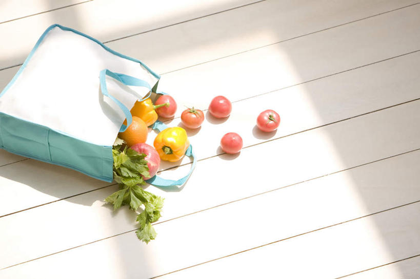 无人,横图,俯视,室内,特写,白天,购物,消费,地板,苹果,柑橘,辣椒,蔬菜,西红柿,袋子,水果,五个,许多,阴影,新鲜,散落,光线,包装袋,手提袋,影子,生菜,莴苣,生食,食品,果实,购物袋,地面,木地板,食物,两个,一个,黄色,红色,蓝色,白色,橙色,金融,有机食品,绿色食品,单个,购买,麻布,贸易,辣角,红海椒,大椒,辣虎,广椒,春菜,鹅仔菜,莴仔菜,千金菜,叶用莴苣,橘子,桔子,橙子,橙,辣子,红辣椒,海椒,番茄,番椒,彩图,高角度拍摄