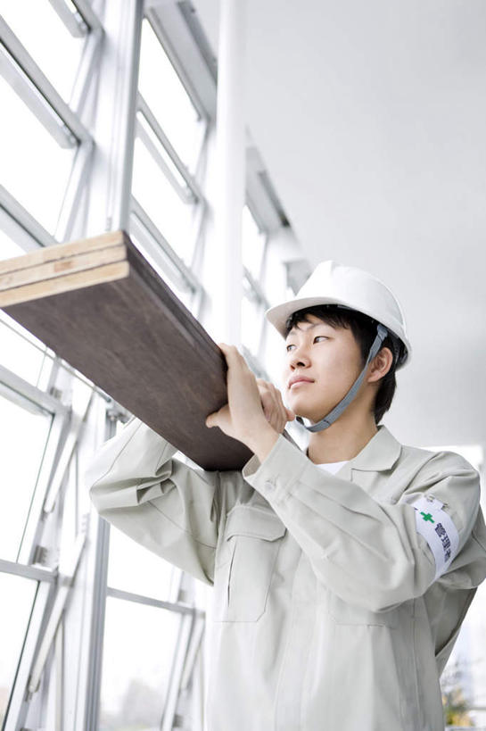 东方人,一个人,走,竖图,室内,白天,仰视,工作服,制服,窗户,落地窗,天花板,帽子,亚洲,仅一个男性,仅一个人,戴,服装,木板,头盔,黄种人,玻璃窗,仅一个年轻男性,一个,骑,衣服,白色,安全帽,扛,服饰,单个,严肃,戴着,衣着,穿着,工作制服,衣饰,扛在肩上,骑在肩上,男人,男性,年轻男性,亚洲人,走路,半身,彩图,低角度拍摄,工作套服