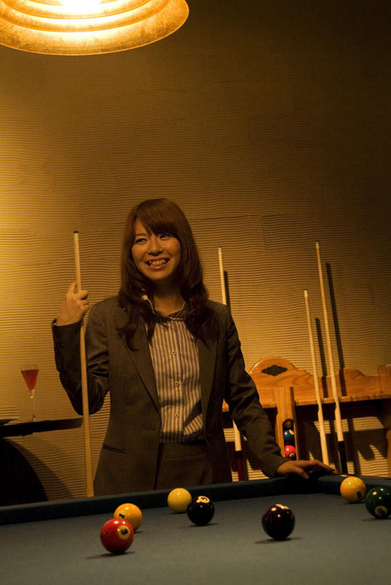 东方人,一个人,商务人士,商务女性,站,竖图,室内,白天,仰视,台球,照明,亚洲,仅一个年轻女性,仅一个女性,仅一个人,许多,撞球,套装,球杆,灯光,四根,拿,拿着,注视,黄种人,运动器械,吊灯,彩球,灯,黄色,红色,绿色,黑色,灯具,观察,看,站着,健身器械,观看,照亮,察看,台球桌,照明设备,关注,商务装,健身器材,斯诺克,工薪阶层,桌球室,斯诺克球,斯诺克台球,桌球,年轻女性,女人,女性,亚洲人,白领,上班族,站立,半身,彩图,低角度拍摄,运动器材