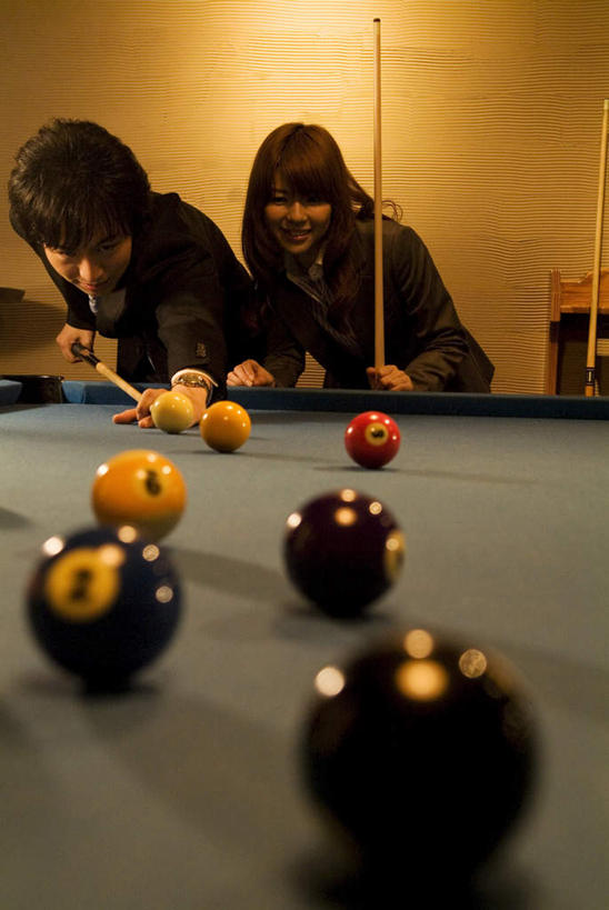 东方人,两个人,同事,商务人士,商务男性,商务女性,站,竖图,室内,夜晚,正面,衬衫,爱情,成功,合作,团队,集体,信心,台球,亚洲,两根,许多,弯腰,撞球,套装,球杆,浪漫,拿,拿着,注视,黄种人,运动器械,队伍,彩球,黄色,红色,绿色,黑色,打球,观察,看,站着,温暖,温馨,健身器械,恩爱,恋人,观看,和睦,察看,台球桌,领导,成就,关注,商务装,健身器材,合伙,领袖,斯诺克,工薪阶层,桌球室,弯身,斯诺克球,斯诺克台球,桌球,男人,男性,年轻男性,年轻女性,女人,女性,亚洲人,情侣,白领,上班族,站立,半身,彩图,衬衣,伴侣,融洽,运动器材