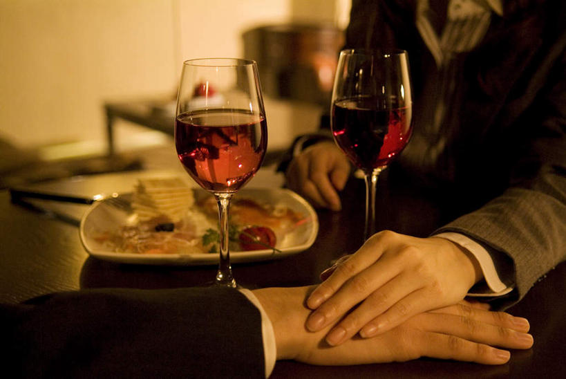 葡萄酒,东方人,手,两个人,商务人士,商务男性,商务女性,餐厅,摸,横图,俯视,室内,特写,夜晚,衬衫,晚餐,餐桌,桌子,杯子,亚洲,一把,抚摸,套装,高脚杯,叉,红酒杯,酒类,两杯,黄种人,玻璃制品,酒,饮料,一个,白色,黑色,盘子,酒杯,手部,单个,餐台,一份,手背,商务装,工薪阶层,男人,男性,年轻男性,年轻女性,女人,女性,亚洲人,白领,上班族,玻璃杯,触摸,接触,半身,彩图,高角度拍摄,衬衣,餐馆,饭店,饭馆