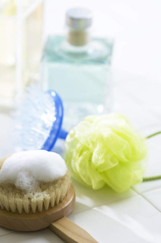 无人,竖图,俯视,室内,特写,白天,化妆,美容,卫生间,浴室,静物,护肤,朦胧,模糊,瓷砖,地砖,海绵,泡沫,地面,一个,黄色,刷子,浴球,清洁,保养,享受,休闲,放松,保健,单个,养颜,洗脸海绵,洗脸扑,洗脸绵,淋浴房,彩图,高角度拍摄,冲凉房,沐浴间,沐浴室