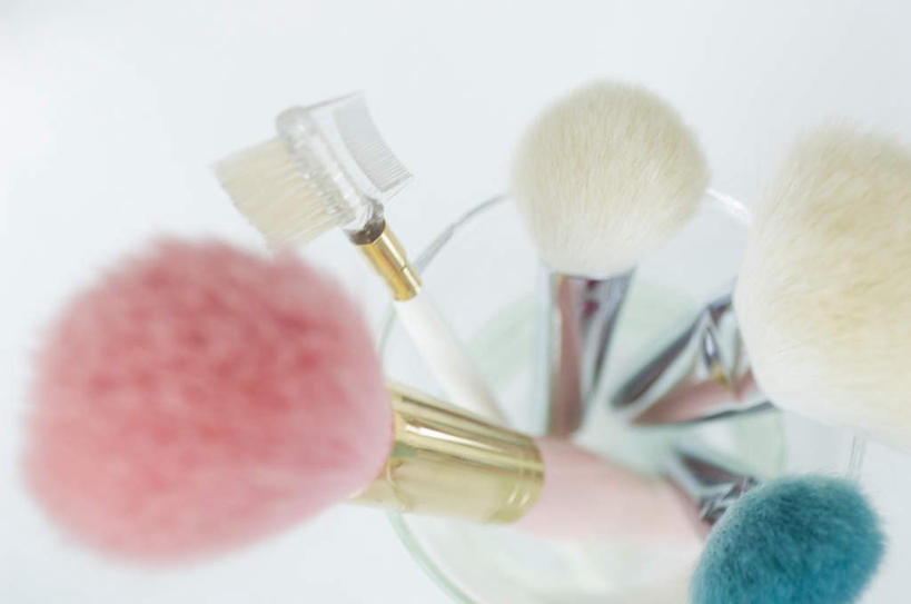 无人,横图,俯视,室内,特写,白天,化妆,美容,静物,杯子,许多,护肤,玻璃制品,粉色,绿色,白色,化妆刷,刷子,水杯,保养,享受,休闲,放松,保健,腮红刷,美容工具,睫毛刷,养颜,彩妆刷,化妆工具,蜜粉刷,玻璃杯,彩图,高角度拍摄