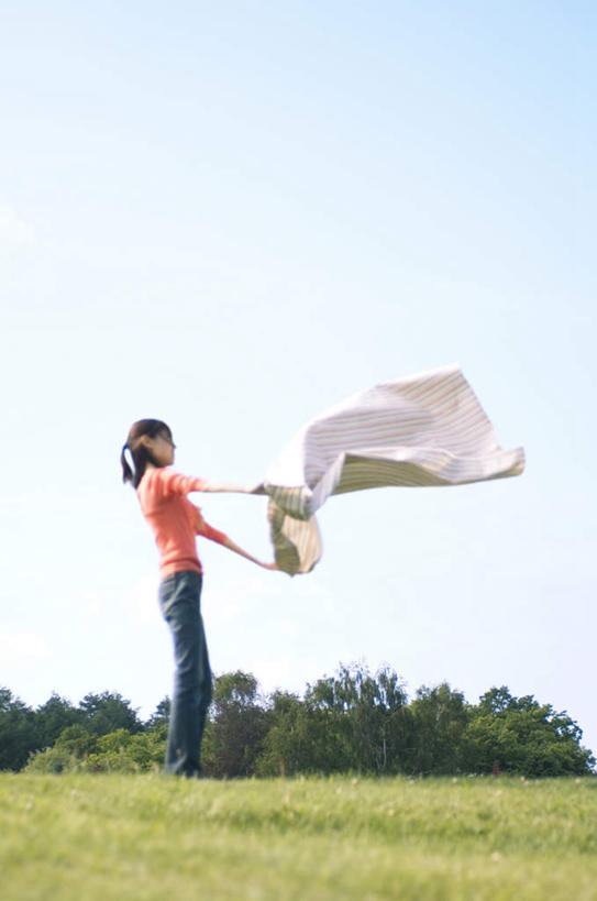 东方人,一个人,站,举,竖图,室外,白天,仰视,草地,草坪,植物,亚洲,仅一个年轻女性,仅一个女性,仅一个人,服装,布料,布纹,注视,休闲装,黄种人,桌布,草,衣服,蓝色,绿色,蓝天,天空,餐巾,台布,天,观察,看,铺,托,站着,休闲,休闲服,服饰,晴朗,观看,察看,关注,万里无云,年轻女性,女人,女性,亚洲人,晴空,晴空万里,举起,举手,举着,向上举,向上伸,向上托,站立,彩图,低角度拍摄,全身