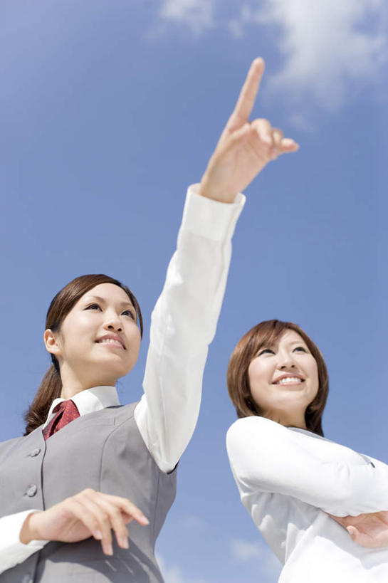 东方人,两个人,同事,商务人士,商务女性,站,笑,双手交叉,微笑,露齿笑,竖图,室外,白天,仰视,成功,合作,团队,集体,信心,亚洲,指,套装,云,云朵,云彩,注视,黄种人,队伍,蓝色,白云,蓝天,天空,天,观察,看,站着,伸手,晴朗,观看,察看,领导,双手抱胸,指着,成就,关注,商务装,合伙,领袖,工薪阶层,年轻女性,女人,女性,亚洲人,白领,上班族,晴空,站立,半身,彩图,低角度拍摄