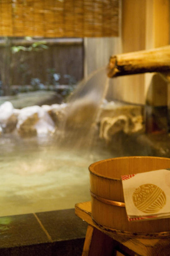 无人,竖图,俯视,室内,白天,按摩,美容,礁石,石头,水,温泉,卫生间,浴室,一块,护肤,洒落,木制,瓷砖,地砖,纺织物,木桶,石子,桶,墙,地面,墙壁,墙面,白色,黑色,木制品,容器,毛巾,清洁,保养,享受,休闲,放松,SPA水疗,保健,温泉浴场,储藏,保暖,储存,透气,浴桶,养颜,防水,储水,耐磨,吸水,淋浴房,礁,石块,岩石,矿泉疗养地,彩图,高角度拍摄,水疗,冲凉房,沐浴间,沐浴室,贮存