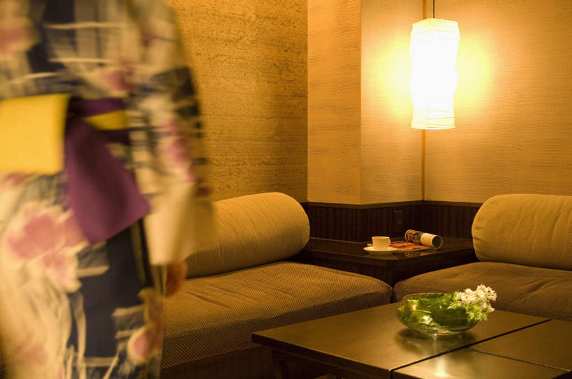 咖啡,东方人,一个人,客厅,横图,室内,白天,民族服装,幸福,植物,沙发,杯子,书籍,照明,亚洲,仅一个年轻女性,仅一个女性,仅一个人,一本,和服,朦胧,模糊,装饰,木制,瓷器,碟子,盆栽,灯光,咖啡色,记事本,咖啡杯,盆景,陶瓷制品,一杯,茶几,黄种人,娱乐,吊灯,灯,饮料,一个,背面,绿色,灰色,自然,本子,笔记本,木制品,灯具,享受,休闲,温馨,放松,乐趣,服饰,生长,单个,成长,离开,华丽,修饰,照亮,点缀,提神,起居室,舒适,照明设备,瓷杯,醒脑,布艺沙发,吴服,唐草,唐花,唐锦,衬托,美观,雅致,雅观,软饮料,客堂,年轻女性,女人,女性,亚洲人,书,图书,半身,彩图,传统服装,民俗服