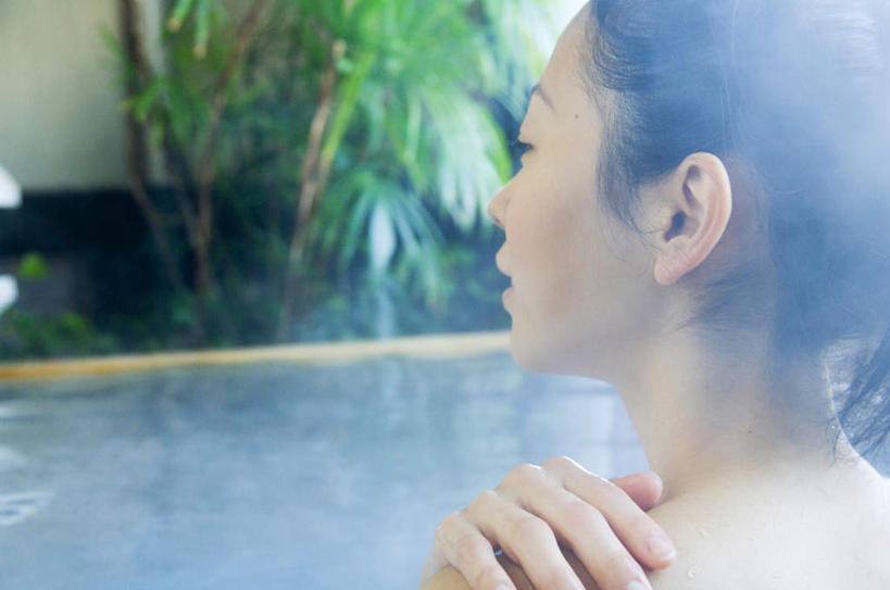 东方人,一个人,摸,横图,室内,白天,按摩,美容,水,温泉,植物,卫生间,浴室,亚洲,仅一个年轻女性,仅一个女性,仅一个人,抚摸,护肤,装饰,盆栽,热气,盆景,黄种人,裸露,肩膀,背面,绿色,自然,保养,享受,休闲,温暖,放松,SPA水疗,保健,温泉浴场,生长,成长,华丽,修饰,点缀,裸,养颜,衬托,美观,雅致,雅观,年轻女性,女人,女性,亚洲人,淋浴房,矿泉疗养地,触摸,接触,半身,彩图,水疗,冲凉房,沐浴间,沐浴室