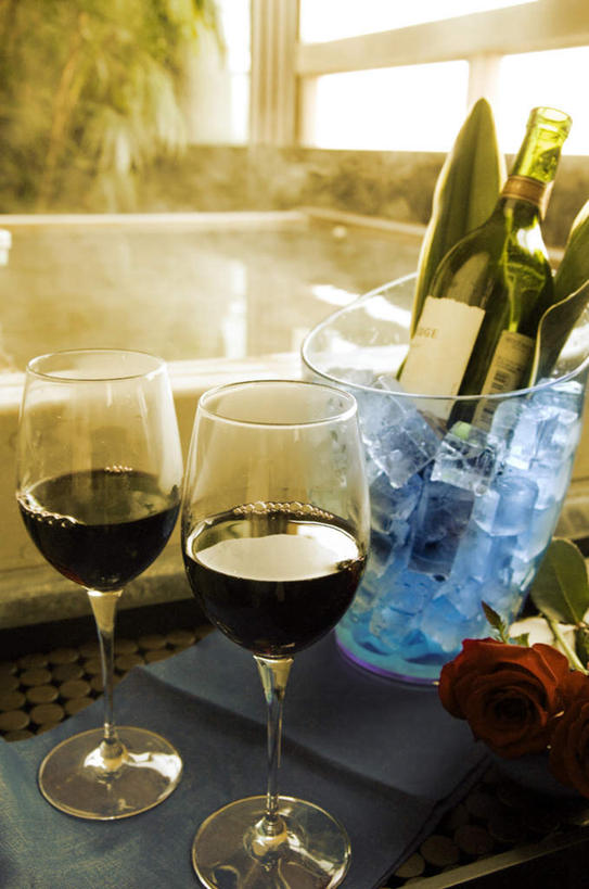 葡萄酒,无人,竖图,俯视,室内,特写,白天,爱情,幸福,纯洁,热情,水,温泉,浴室,玫瑰,杯子,叶子,两片,许多,朦胧,模糊,盛开,高脚杯,热气,冰块,绿叶,玫瑰花,红酒杯,酒类,两杯,浪漫,花蕾,红酒瓶,玻璃制品,酒,酒瓶,花,花瓣,花朵,鲜花,饮料,一朵,一个,红色,蓝色,玻璃瓶,酒杯,瓶子,垫子,花苞,花蕊,温暖,温馨,嫩叶,恩爱,单个,和睦,感动,尊敬,天真,刺玫花,徘徊花,叶,叶片,玻璃杯,彩图,高角度拍摄,融洽