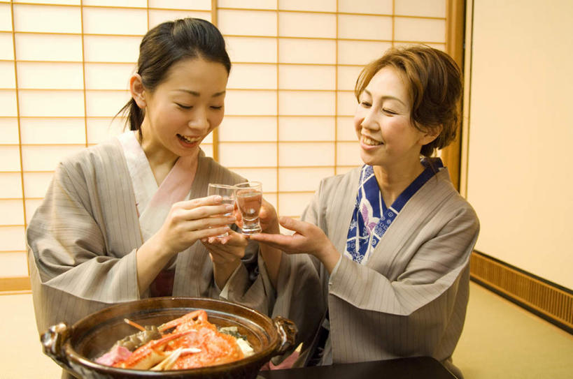 海鲜,清酒,东方人,两个人,家庭,母亲,女儿,跪,捧,笑,微笑,露齿笑,横图,室内,白天,正面,民族服装,烹饪,杯子,亚洲,和服,庆祝,锅子,热气,日本料理,料理,食品,帝王蟹,酒类,两杯,注视,黄种人,水产,菜肴,美食,海洋生物,玻璃制品,酒,食物,饮料,灰色,水杯,日式料理,干杯,观察,看,碰杯,日式,温暖,温馨,母女,一家人,交际,母爱,友好,服饰,佳肴,观看,庆贺,和睦,察看,关注,水生动物,海产品,礼仪,敬酒,水生物,海底动物,吴服,唐草,唐花,唐锦,劝酒,皇帝蟹,年轻女性,女人,女性,中年女性,亚洲人,玻璃杯,端,端着,跪着,捧着,手捧,半身,彩图,传统服装,民俗服,融洽