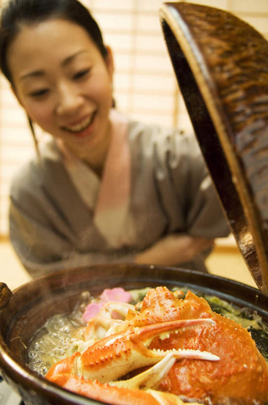 海鲜,东方人,一个人,笑,微笑,露齿笑,竖图,室内,白天,正面,民族服装,烹饪,亚洲,仅一个年轻女性,仅一个女性,仅一个人,和服,锅子,日本料理,料理,食品,锅盖,帝王蟹,拿,拿着,注视,黄种人,水产,菜肴,美食,海洋生物,食物,灰色,日式料理,观察,看,日式,服饰,佳肴,观看,察看,关注,水生动物,海产品,水生物,海底动物,吴服,唐草,唐花,唐锦,皇帝蟹,年轻女性,女人,女性,亚洲人,半身,彩图,传统服装,民俗服