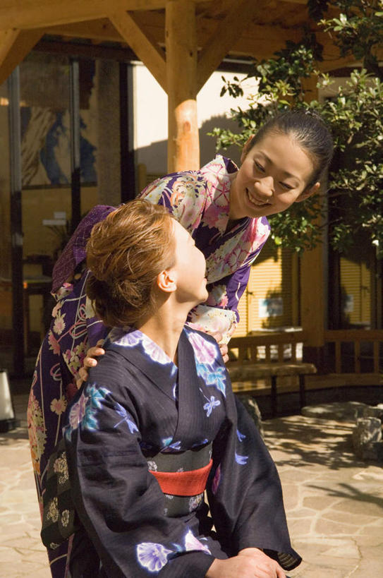 东方人,两个人,家庭,母亲,女儿,按摩师,坐,笑,捏,微笑,露齿笑,竖图,室外,白天,正面,民族服装,按摩,叶子,亚洲,阴影,和服,装饰,光线,影子,庭院,绿叶,古典,捏着,扭头,注视,黄种人,肩膀,蓝色,紫色,阳光,观察,看,转头,日式,温暖,温馨,母女,一家人,嫩叶,典雅,母爱,服饰,观看,对视,华丽,修饰,点缀,和睦,察看,关注,指压,吴服,唐草,唐花,唐锦,衬托,美观,雅致,雅观,年轻女性,女人,女性,中年女性,亚洲人,叶,叶片,技师,坐着,半身,彩图,传统服装,民俗服,推拿,融洽