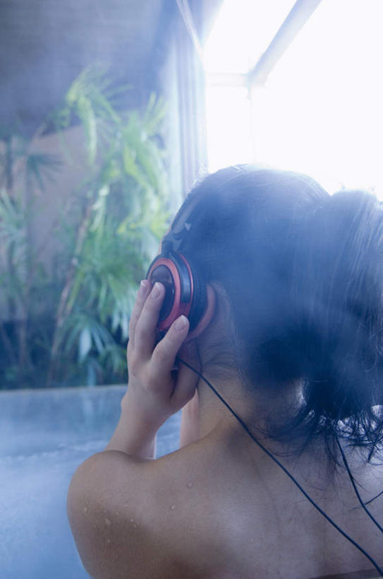 东方人,竖图,室内,白天,按摩,美容,快乐,满意,幸福,植物,窗户,卫生间,浴室,亚洲,戴,护肤,装饰,盆栽,盆景,音响,音乐,拿,拿着,黄种人,娱乐,玻璃窗,背面,绿色,自然,耳机,靠,靠着,倚靠,保养,享受,休闲,放松,SPA水疗,保健,温泉浴场,生长,成长,华丽,修饰,点缀,戴着,舒适,享乐,倚着,养颜,衬托,美观,雅致,雅观,亚洲人,淋浴房,矿泉疗养地,半身,彩图,水疗,冲凉房,沐浴间,沐浴室