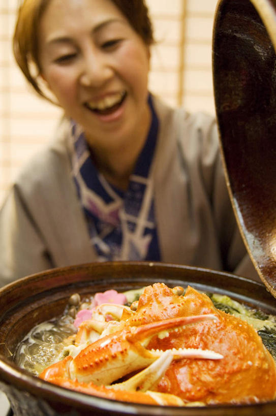 海鲜,东方人,一个人,笑,微笑,露齿笑,竖图,俯视,室内,白天,民族服装,亚洲,仅一个女性,仅一个人,和服,锅子,帝王蟹,黄种人,水产,海洋生物,红色,灰色,打开,仅一个中年女性,服饰,开启,水生动物,海产品,水生物,海底动物,吴服,唐草,唐花,唐锦,皇帝蟹,女人,女性,中年女性,亚洲人,半身,彩图,高角度拍摄,传统服装,民俗服