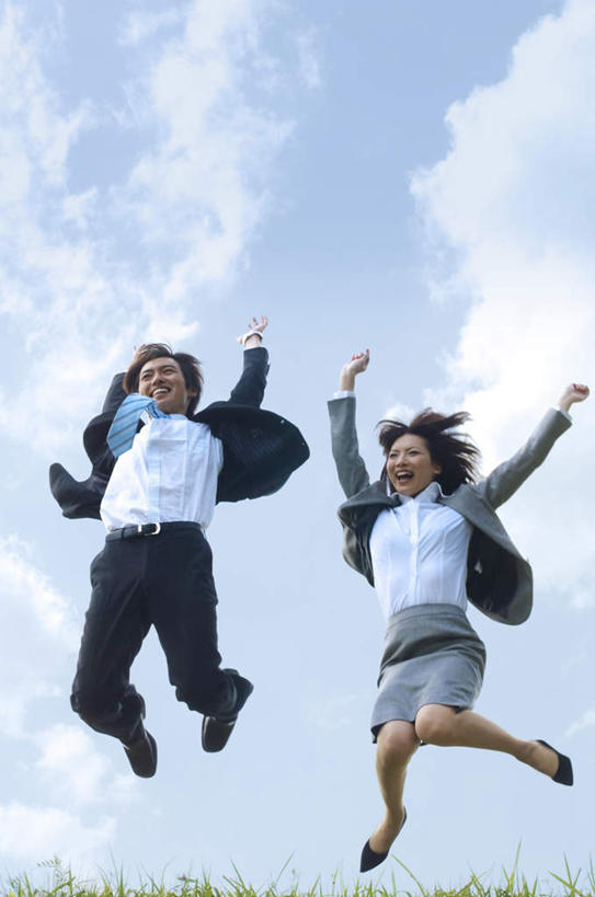 东方人,两个人,同事,商务人士,商务男性,商务女性,跳,举,竖图,室外,白天,仰视,衬衫,成功,合作,团队,集体,信心,亚洲,套装,云,云朵,半空,云彩,黄种人,队伍,蓝色,白云,蓝天,天空,天,托,晴朗,领导,成就,商务装,合伙,领袖,工薪阶层,男人,男性,年轻男性,年轻女性,女人,女性,亚洲人,白领,上班族,晴空,举起,举手,举着,跳跃,向上举,向上伸,向上托,彩图,低角度拍摄,全身,衬衣,欢乐,开心