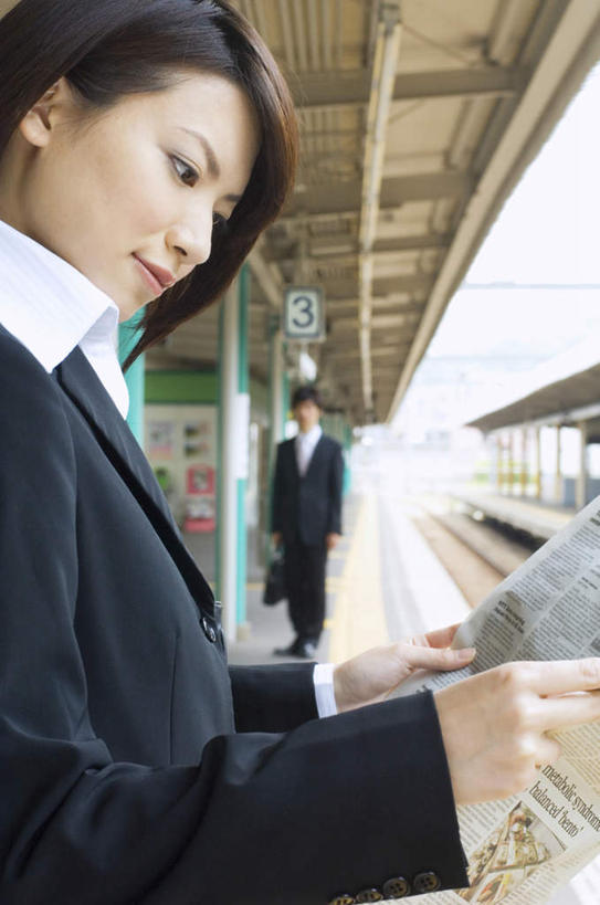 东方人,两个人,同事,商务人士,商务男性,商务女性,火车站,站,笑,微笑,竖图,室外,白天,侧面,衬衫,阅读,成功,合作,团队,集体,信心,火车,报纸,亚洲,学习,套装,包,公文包,拿,拎,拿着,注视,黄种人,队伍,车,一个,黑色,交通工具,观察,看,站着,浏览,公事包,观看,察看,领导,成就,关注,载具,商务装,合伙,领袖,工薪阶层,男人,男性,年轻男性,年轻女性,女人,女性,亚洲人,白领,上班族,站立,半身,彩图,衬衣,拎着