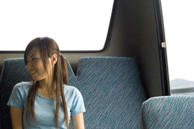 东方人,一个人,坐,笑,微笑,露齿笑,横图,室内,白天,正面,窗户,公共汽车,椅子,亚洲,仅一个年轻女性,仅一个女性,仅一个人,服装,巴士,公交车,扭头,注视,休闲装,黄种人,玻璃窗,车,衣服,蓝色,蓝天,天空,交通工具,天,观察,看,转头,休闲,辫子,休闲服,服饰,晴朗,观看,察看,关注,载具,万里无云,年轻女性,女人,女性,亚洲人,长发,晴空,晴空万里,坐着,半身,彩图