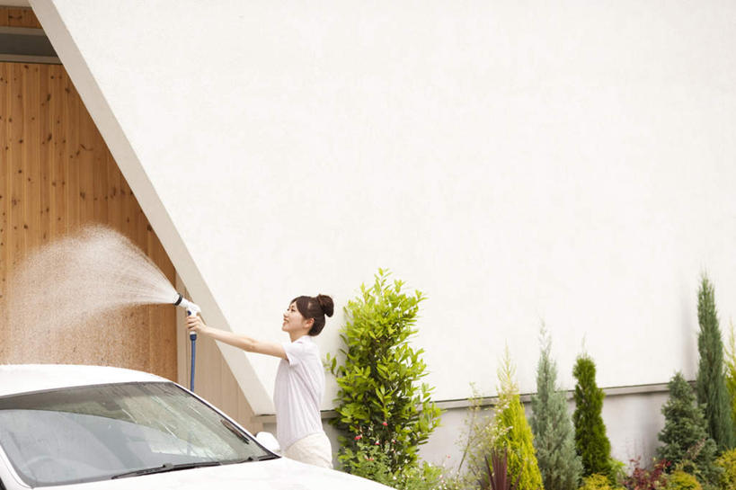 东方人,一个人,站,横图,室外,白天,仰视,植物,汽车,亚洲,仅一个年轻女性,仅一个女性,仅一个人,握,飞溅,服装,装饰,溅,挡风玻璃,液体,房屋,屋子,水滴,公寓,拿,拿着,注视,休闲装,黄种人,楼房,住宅,车,水珠,衣服,绿色,交通工具,轿车,观察,看,站着,休闲,休闲服,握着,服饰,观看,华丽,修饰,水枪,点缀,察看,关注,喷洒,载具,喷水枪,洗车,盘头,高压水枪,衬托,美观,雅致,雅观,洗车枪,洗车水枪,增压清洗水枪,增压水枪,年轻女性,女人,女性,亚洲人,站立,半身,彩图,低角度拍摄,房子