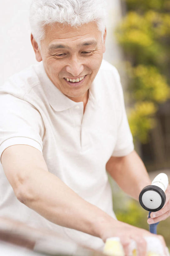 东方人,一个人,站,竖图,室外,白天,正面,植物,汽车,亚洲,仅一个男性,仅一个人,擦,服装,朦胧,模糊,装饰,海绵,拿,拿着,注视,休闲装,黄种人,车,衣服,绿色,交通工具,轿车,观察,看,站着,仅一个老年男性,休闲,休闲服,擦拭,服饰,观看,清理,华丽,修饰,水枪,点缀,察看,关注,载具,喷水枪,洗车,高压水枪,衬托,美观,雅致,雅观,洗车枪,洗车水枪,增压清洗水枪,增压水枪,老年男性,男人,男性,亚洲人,清洗,站立,半身,彩图