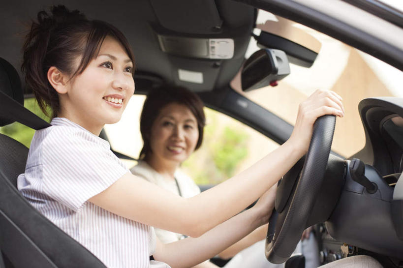 东方人,两个人,家庭,母亲,女儿,坐,横图,室外,白天,侧面,安全,镜子,汽车,亚洲,握,服装,朦胧,模糊,反射,带子,防护,反光镜,交通,扭头,注视,休闲装,黄种人,车,衣服,安全带,方向盘,绳子,交通工具,轿车,观察,看,转头,休闲,车内,温暖,温馨,母女,一家人,休闲服,母爱,握着,服饰,观看,保护,绳索,镜像,和睦,察看,生命,镜面,关注,载具,保险,安全绳,光学,保全,周全,安稳,安定,凸面镜,平安,年轻女性,女人,女性,中年女性,亚洲人,坐着,半身,彩图,融洽,广角镜