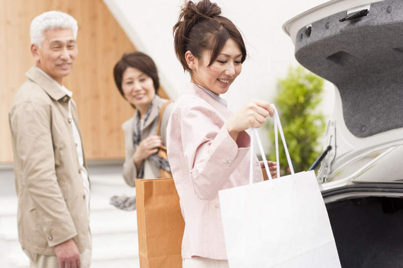 东方人,三个人,家庭,夫妻,母亲,父亲,女儿,站,横图,室外,白天,正面,爱情,购物,消费,植物,汽车,袋子,亚洲,握,服装,装饰,木制,包装袋,手提袋,房屋,墙,屋子,公寓,购物袋,浪漫,拿,拎,拿着,注视,休闲装,黄种人,楼房,墙壁,墙面,住宅,车,两个,衣服,黄色,绿色,白色,后备箱,木制品,交通工具,轿车,打开,观察,看,站着,休闲,温暖,温馨,父女,母女,三口之家,一家人,休闲服,恩爱,父爱,母爱,握着,金融,恋人,服饰,观看,华丽,修饰,点缀,和睦,察看,开启,购买,关注,载具,贸易,衬托,美观,雅致,雅观,老年男性,老年女性,男人,男性,年轻女性,女人,女性,亚洲人,年轻人,夫妇,情侣,站立,半身,彩图,房子,伴侣,融洽,拎着