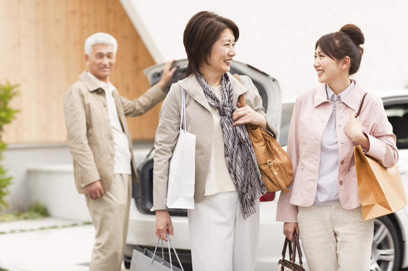 东方人,背,家庭,夫妻,母亲,父亲,女儿,站,横图,室外,白天,正面,爱情,购物,消费,植物,汽车,袋子,亚洲,握,服装,装饰,木制,包,包装袋,皮包,手提袋,房屋,墙,屋子,公寓,购物袋,浪漫,拿,拿着,注视,休闲装,黄种人,楼房,墙壁,墙面,住宅,车,衣服,黄色,绿色,白色,灰色,后备箱,木制品,交通工具,轿车,背着,打开,扶,观察,看,站着,休闲,温暖,温馨,父女,母女,三口之家,一家人,休闲服,恩爱,父爱,母爱,握着,金融,恋人,服饰,观看,对视,华丽,修饰,单肩包,点缀,和睦,察看,扶着,开启,购买,关注,载具,贸易,衬托,美观,雅致,雅观,老年男性,老年女性,男人,男性,年轻女性,女人,女性,亚洲人,年轻人,夫妇,情侣,站立,半身,彩图,房子,伴侣,融洽